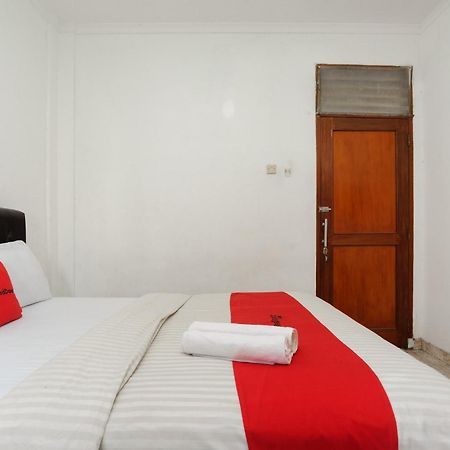Reddoorz Syariah Near Aeon Mall Tanjung Barat Jakarta Exterior photo