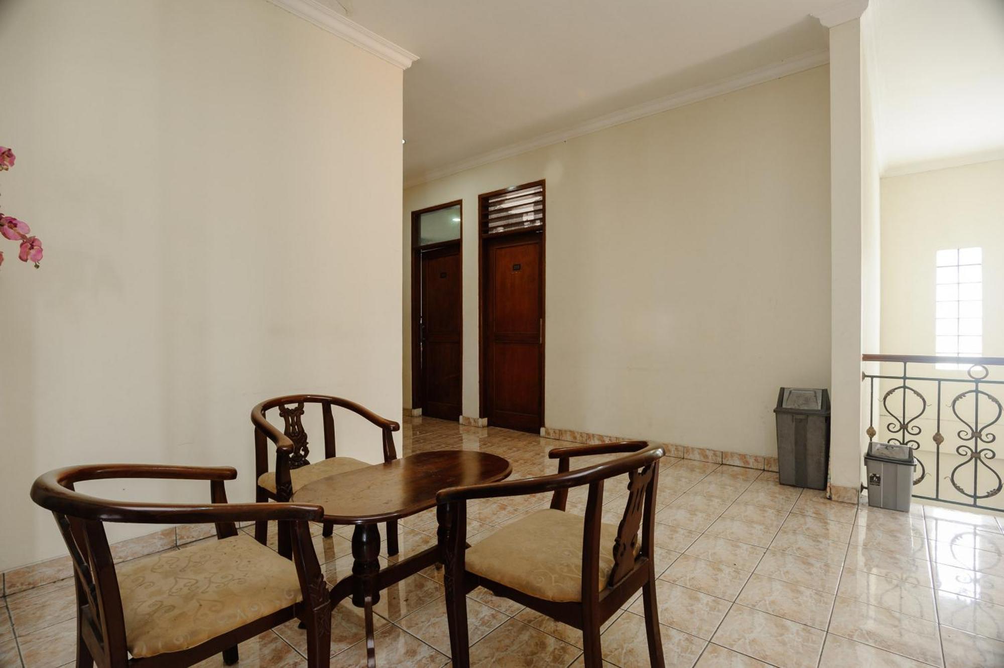 Reddoorz Syariah Near Aeon Mall Tanjung Barat Jakarta Exterior photo